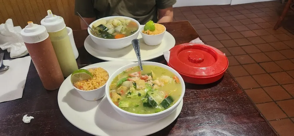 Sopa De Tortilla Pollo Decebrado Zanahoria Papa Zucchini Avocado Queso Y Chips Y Caldo De Res